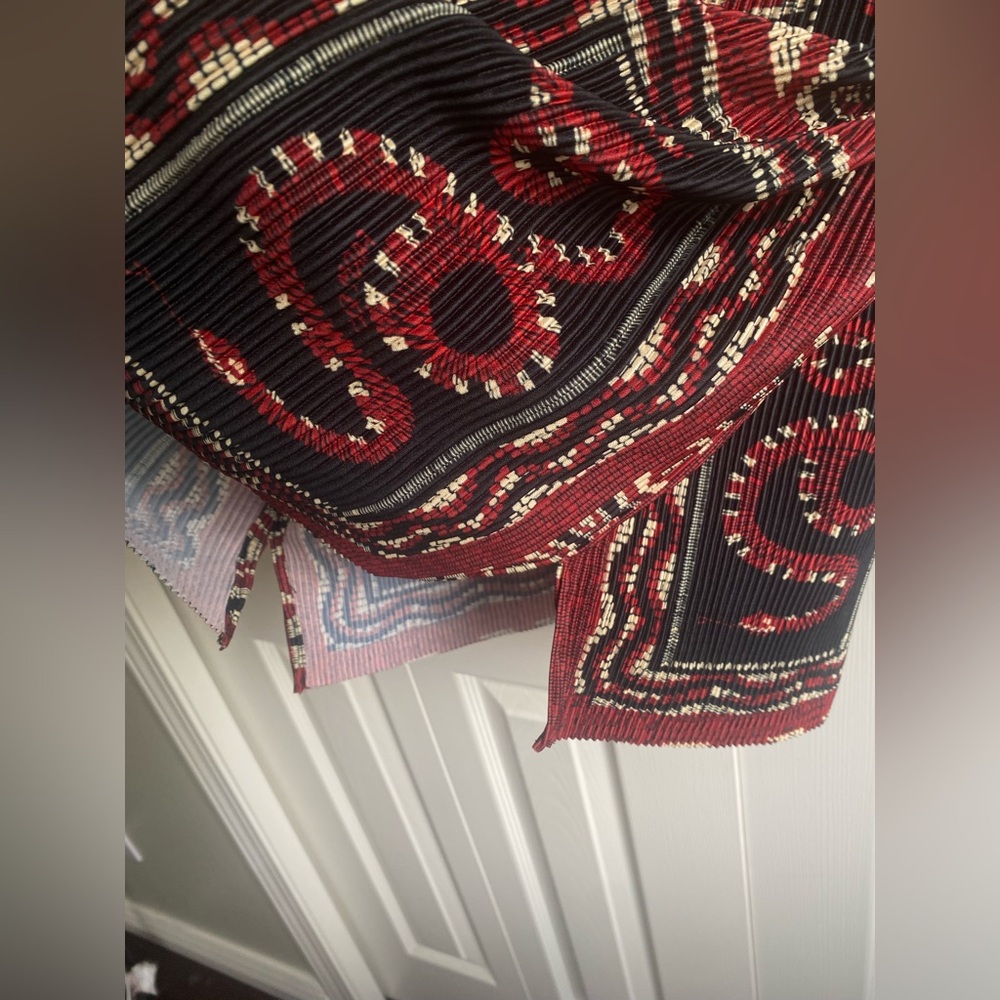 NEW FARM Rio Snake Scarves-print pleated Red and Black Geometric Button-Up Shirt - Picture 10 of 13